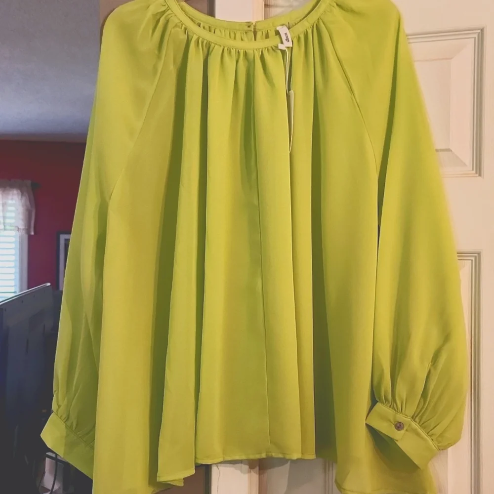 NEW Beautiful Lime Green Flowy Blouse - Picture 9 of 10